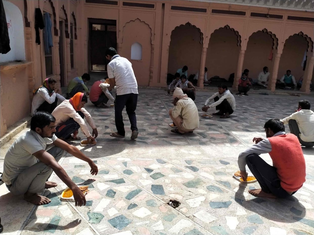 amar ujala is distributting food in association with social organizations