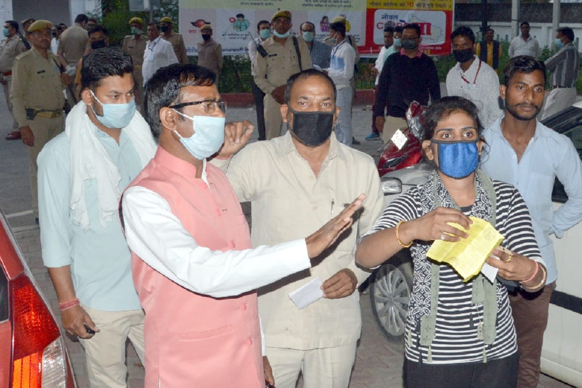 BJP MLA Vikram Saini and police has between dispute in Bijnor