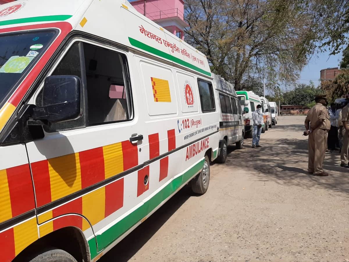 Pratapgarh: The delivery victim was evacuated from the operation theater for not giving money, the woman was torturing on the road, the child died