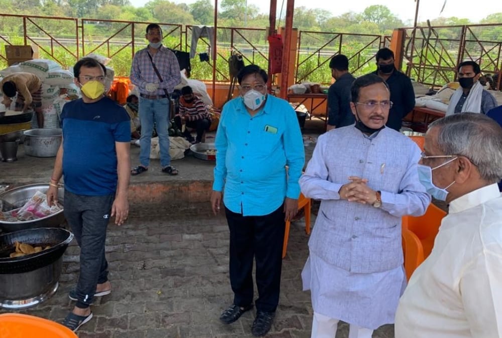 Deputy CM Dinesh Sharma inspects Community Kitchen.
