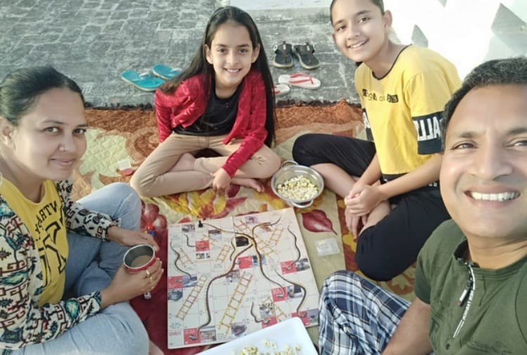Cornavirus, Lockdown, People Staying Home, Spending Time With Family and Learning Skills