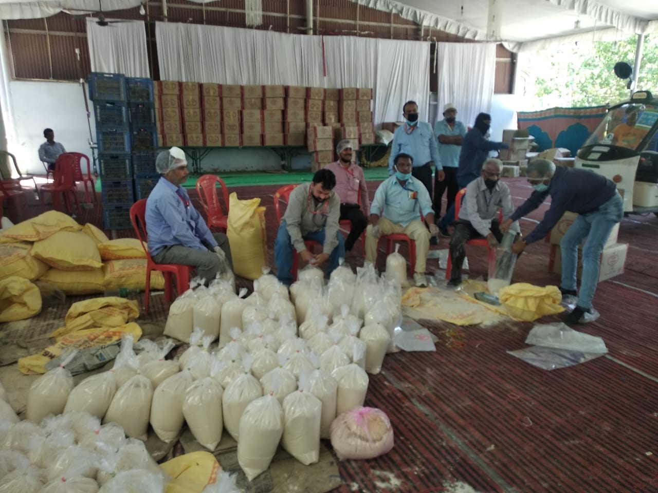 Lakshmi bakers seal and warn vishal mega mart during lockdown in gorakhpur