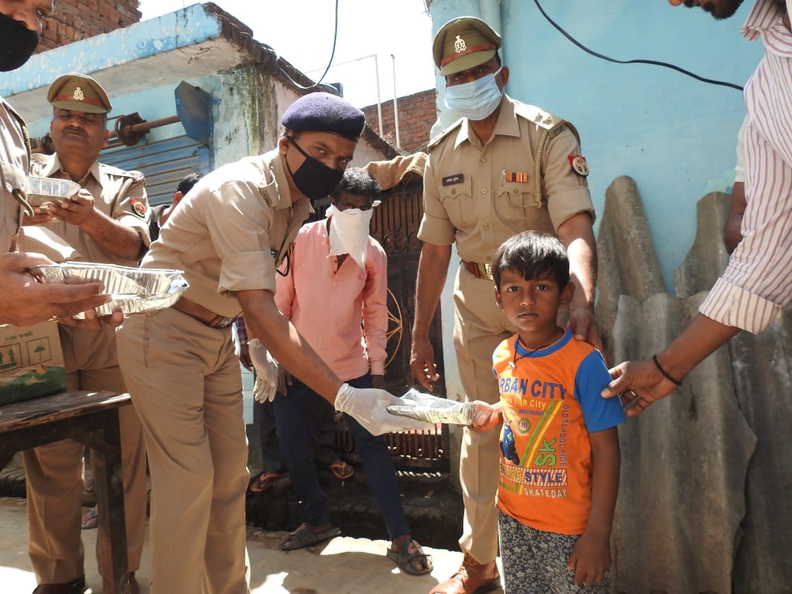 police distributed food in people see latest photos at gorakhpur