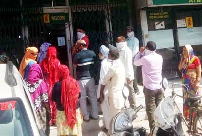 Crowd of people at vegetable market and outside banks during curfew in Punjab