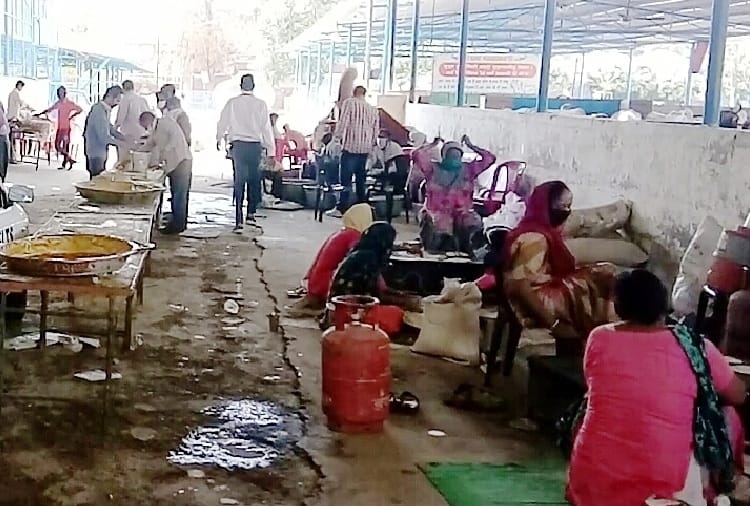 coronavirus, curfew, Difficult to deal with the gathering for food in punjab