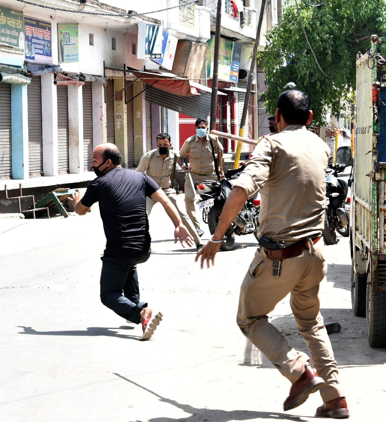 police in action for lockdawn in sambhal chandausi