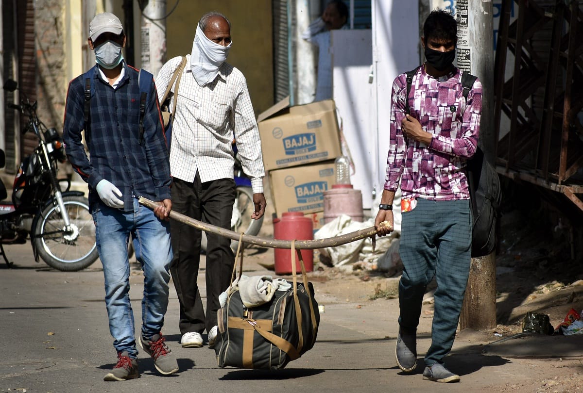 Thousands of people from Delhi got trapped in Prayagraj, Quarantine centers were made in six places