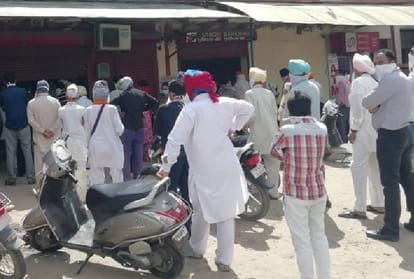 Crowd of people at vegetable market and outside banks during curfew in Punjab