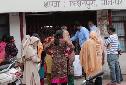 Crowd of people at vegetable market and outside banks during curfew in Punjab