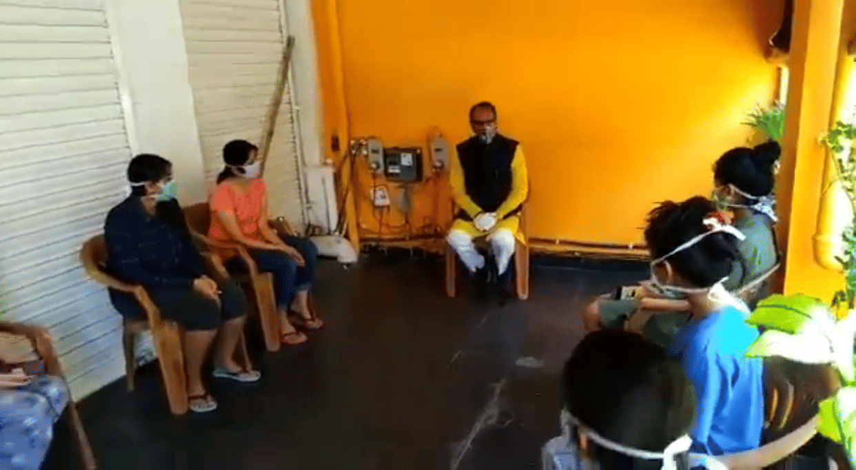 chief minister shivraj singh chouhan reached girls hostel during lock down to enquired about the well-being