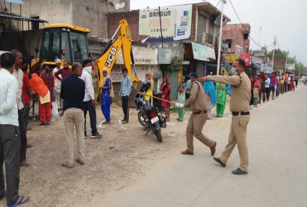 Coronavirus Lockdown in Uttarakhand : Ruckus and police Lathi Charge during ration Distribution in roorkee