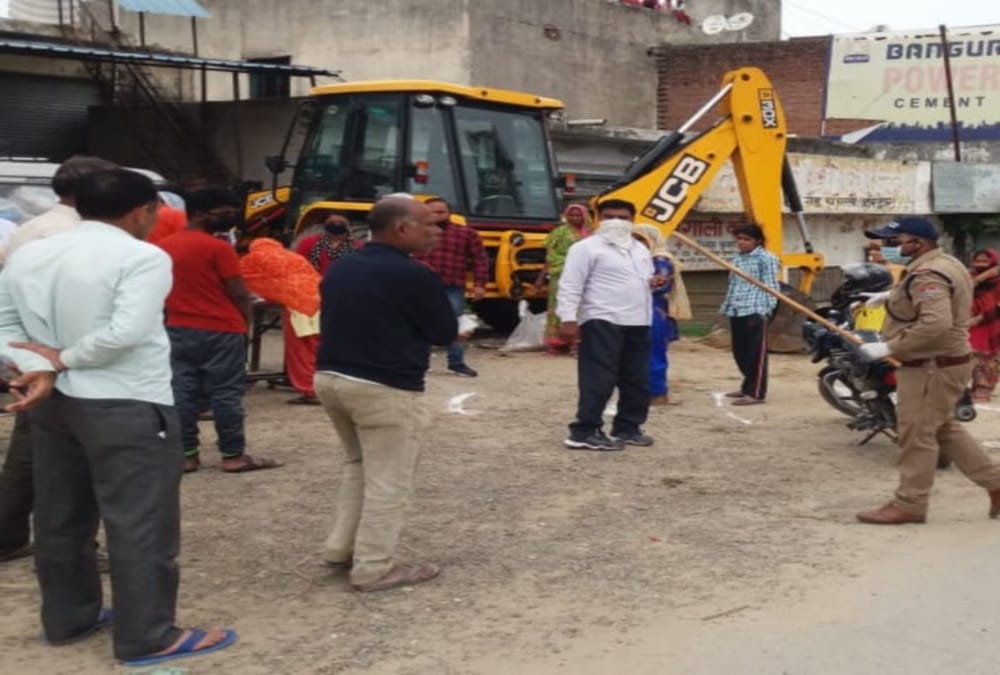 Coronavirus Lockdown in Uttarakhand : Ruckus and police Lathi Charge during ration Distribution in roorkee