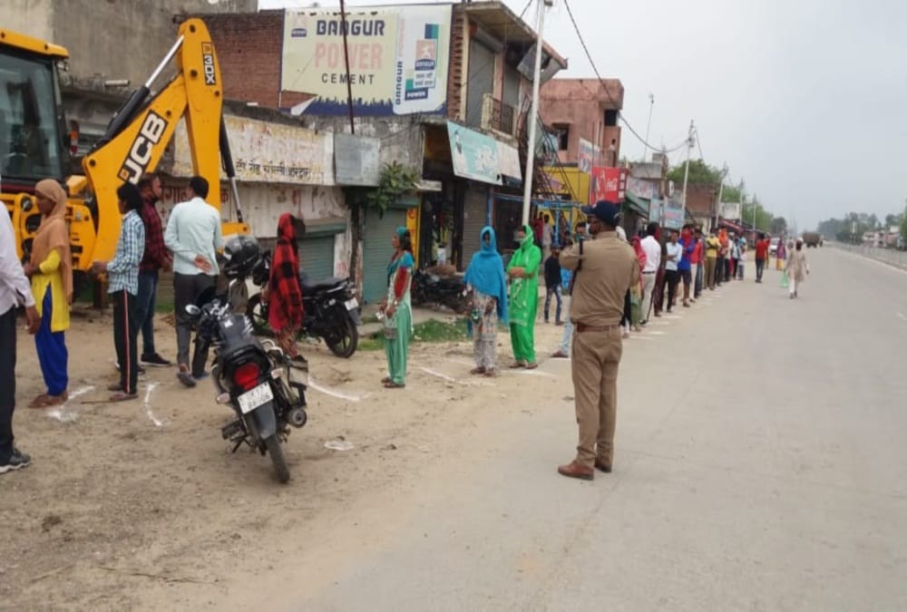 Coronavirus Lockdown in Uttarakhand : Ruckus and police Lathi Charge during ration Distribution in roorkee