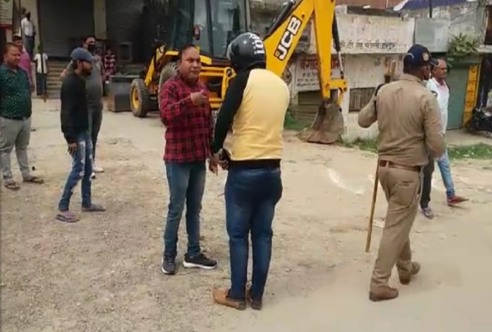 Coronavirus Lockdown in Uttarakhand : Ruckus and police Lathi Charge during ration Distribution in roorkee