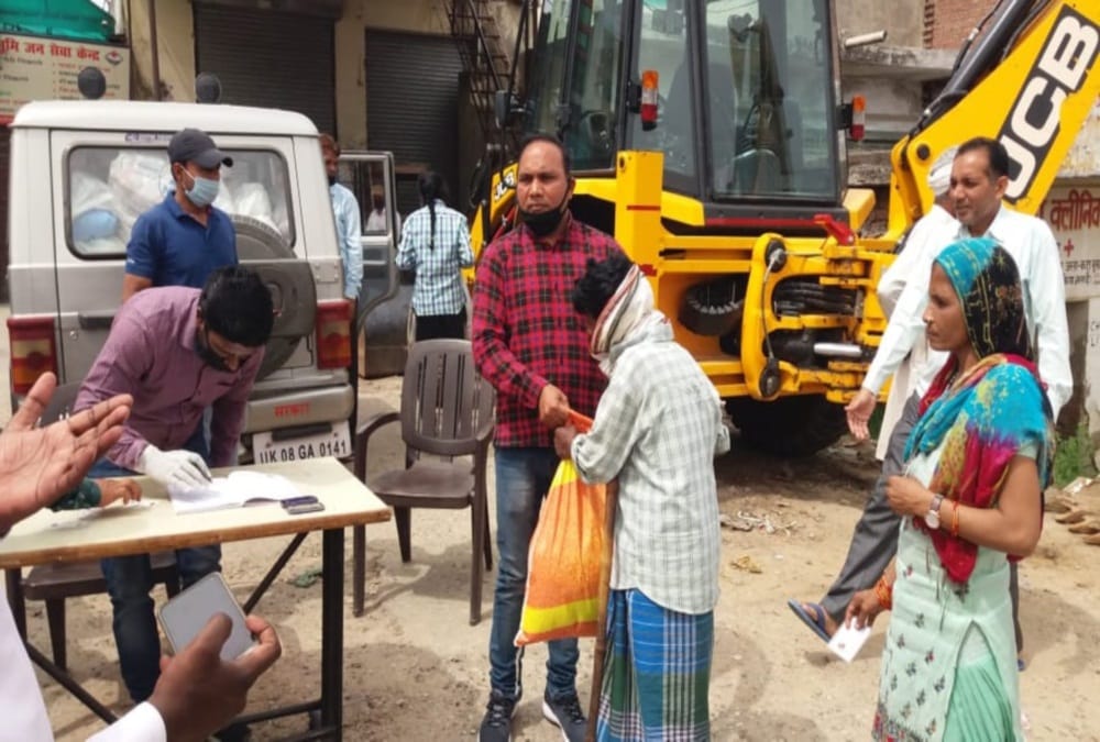 Coronavirus Lockdown in Uttarakhand : Ruckus and police Lathi Charge during ration Distribution in roorkee