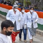 बढ़ते कोरोना संक्रमण के बीच स्वास्थ्यकर्मी अपनी ड्यूटी निभा रहे हैं(File Photo)
