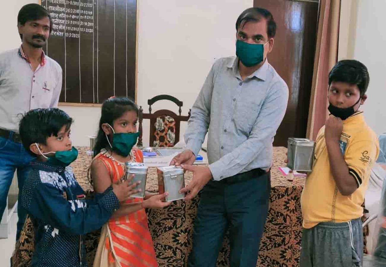 Children handed over piggy to SDM, help the needy one