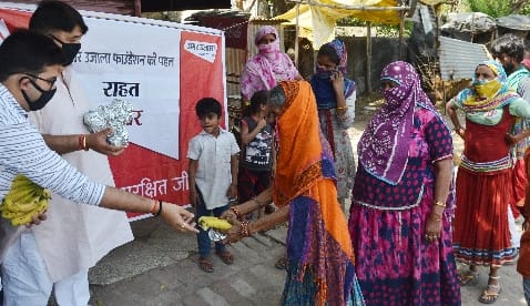 Amar Ujala Foundation distributes food and food packets to the needy and poor