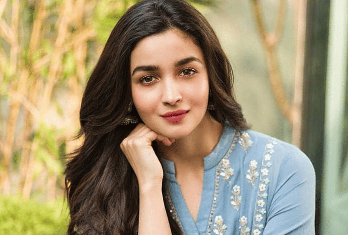 8 years old Alia Bhatt joined with parents a television show