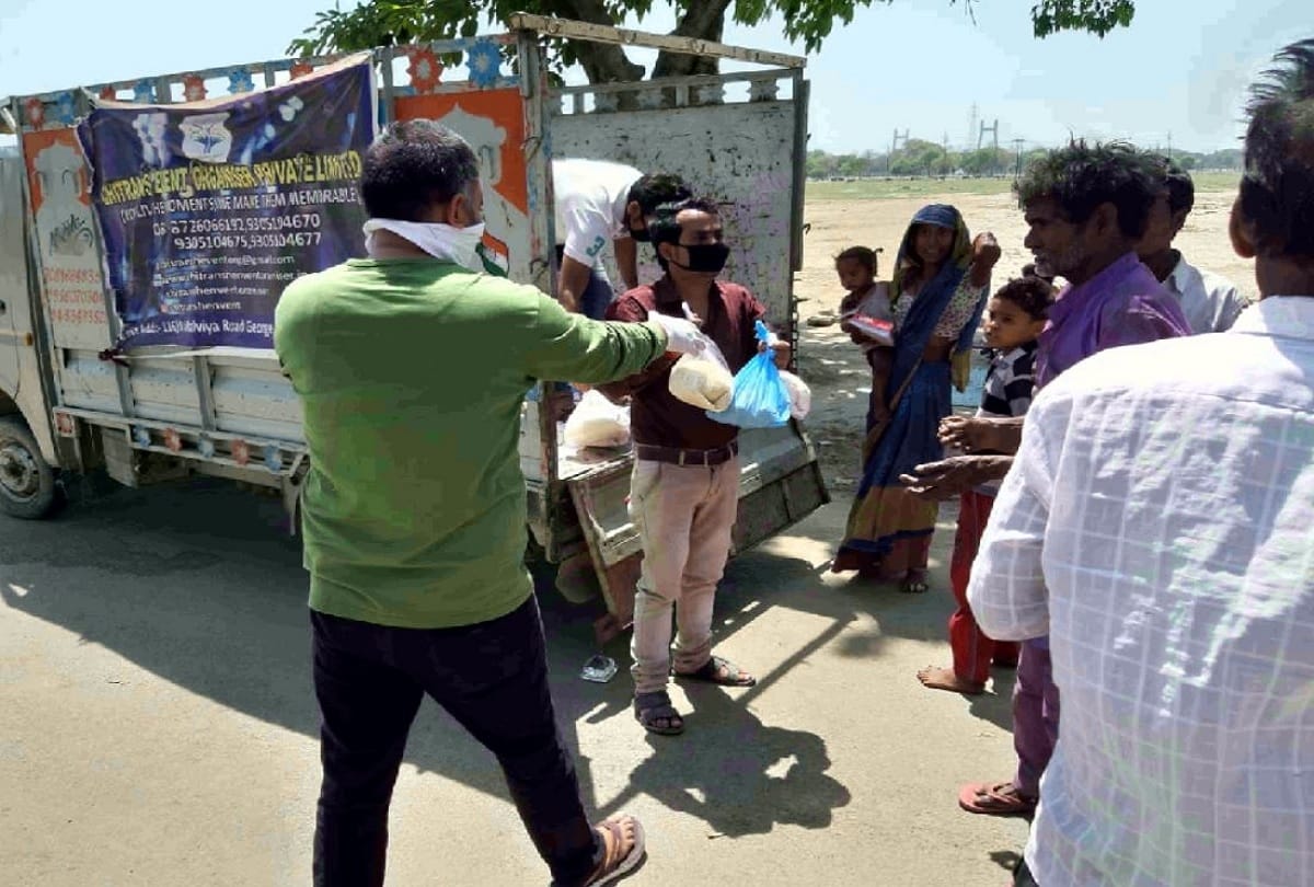 needfull things distributed by amar ujala foundation in prayagraj during lockdown