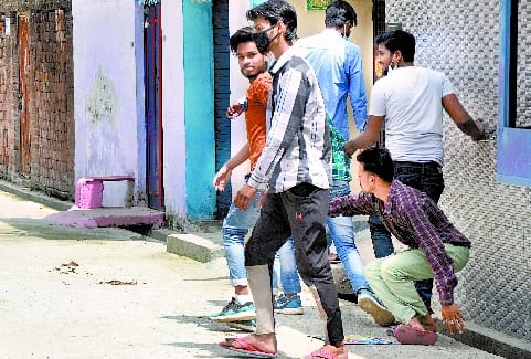 Samosas being sold in Siklapur, Ludo playing on the road in Sanjay Nagar