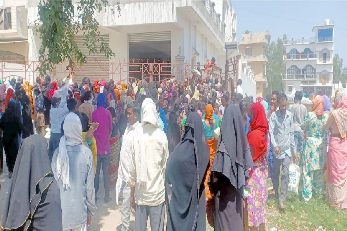 Samajwadi party MLA Manoj Paras has distribute ration to gathered of peoples in Bijnor due Lockdown in country