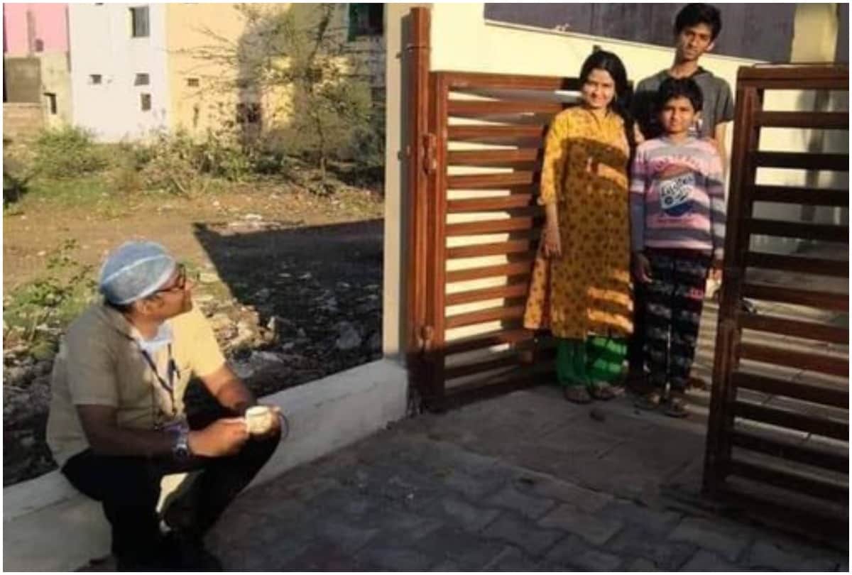 कोरोना मरीज ने मांगी मछली, डॉक्टर ने अपने हाथों से खिलाई, वायरल हो रहीं तस्वीरें