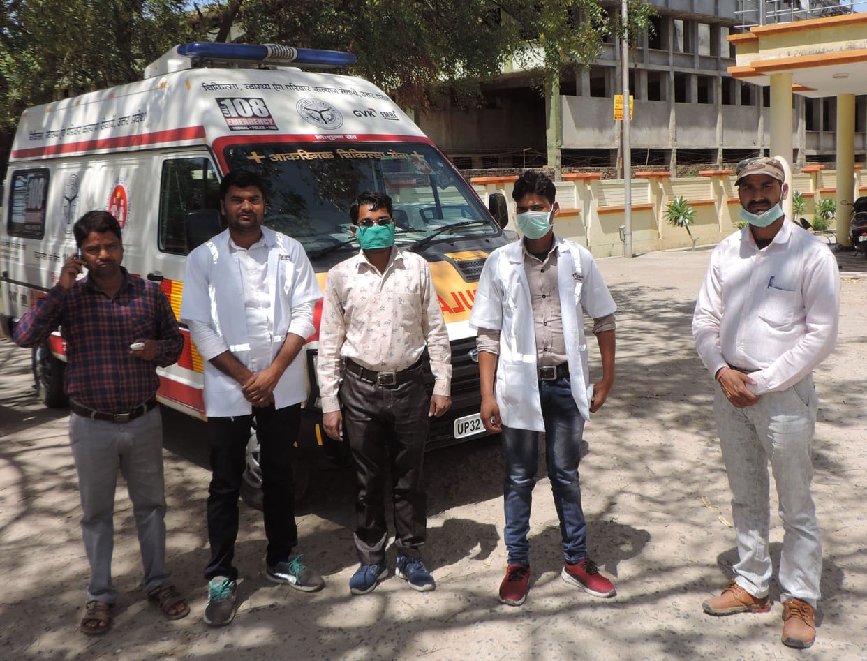 sainitaijar kee jagah embulens karmiyon ko diya kapoor