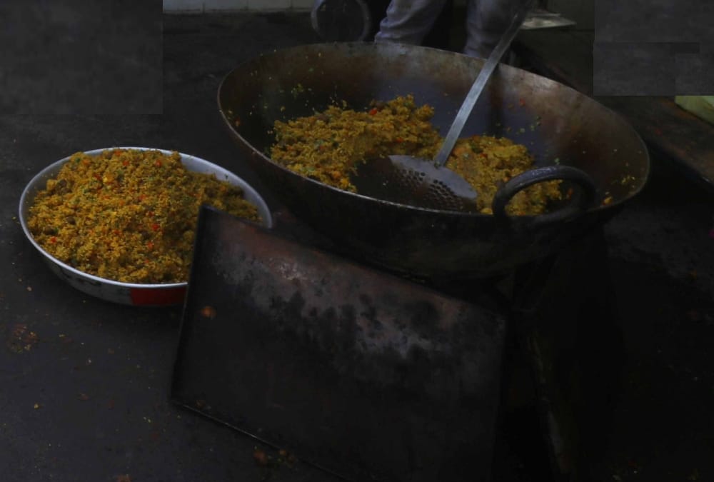 Uttarakhand Lockdown : SP make police station mess public, feed food to hungry