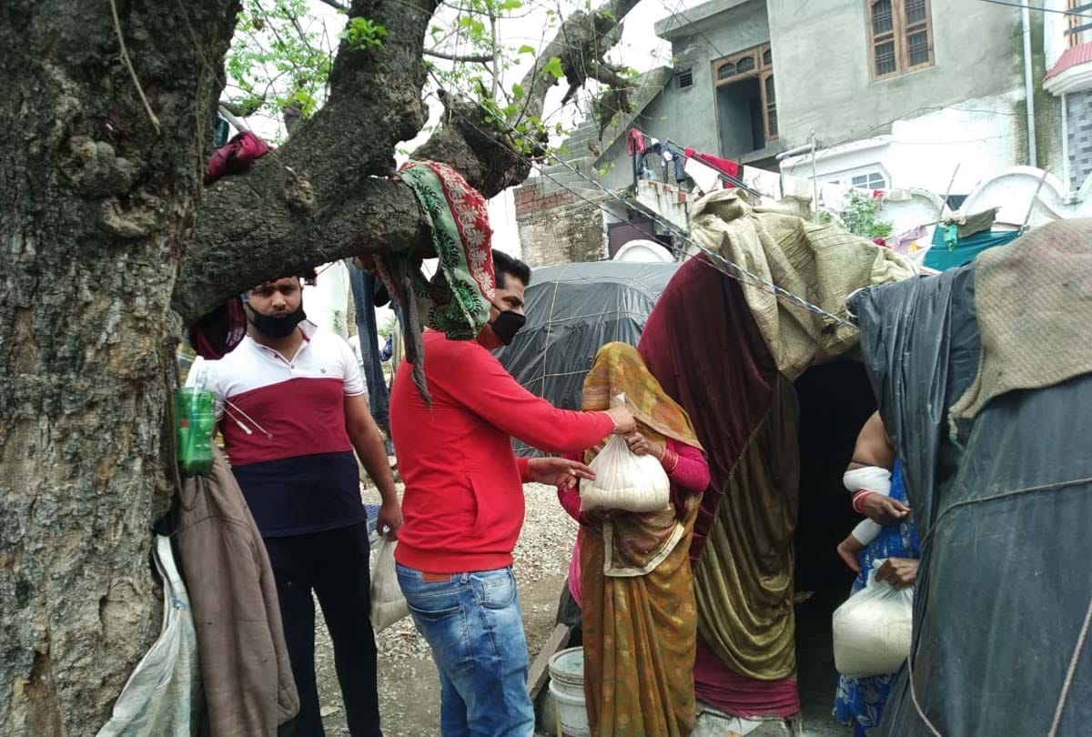 coronavirus and lockdown latest update Jammu Kashmir, HANDWARA  POLICE ALONG WITH  CRPF DISTRIBUTED FOOD ITEMS TO NEEDY