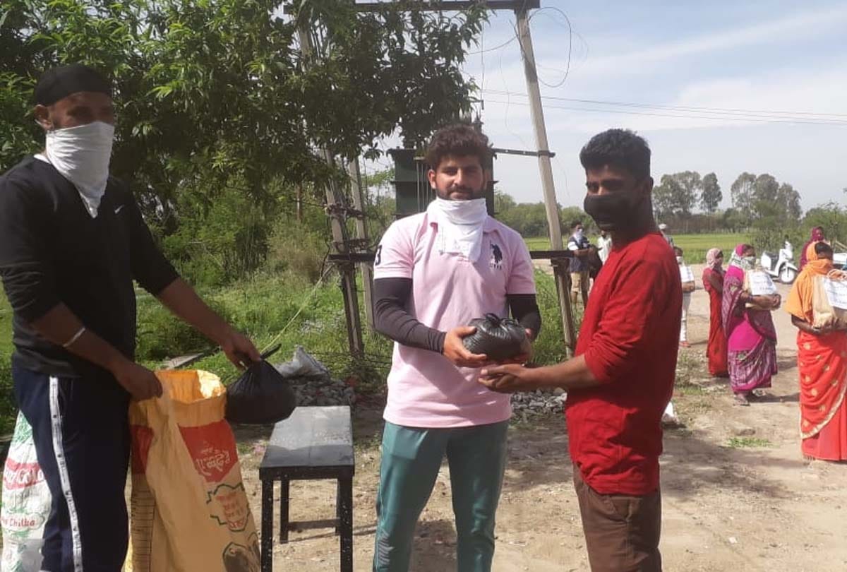 coronavirus and lockdown latest update Jammu Kashmir, HANDWARA  POLICE ALONG WITH  CRPF DISTRIBUTED FOOD ITEMS TO NEEDY
