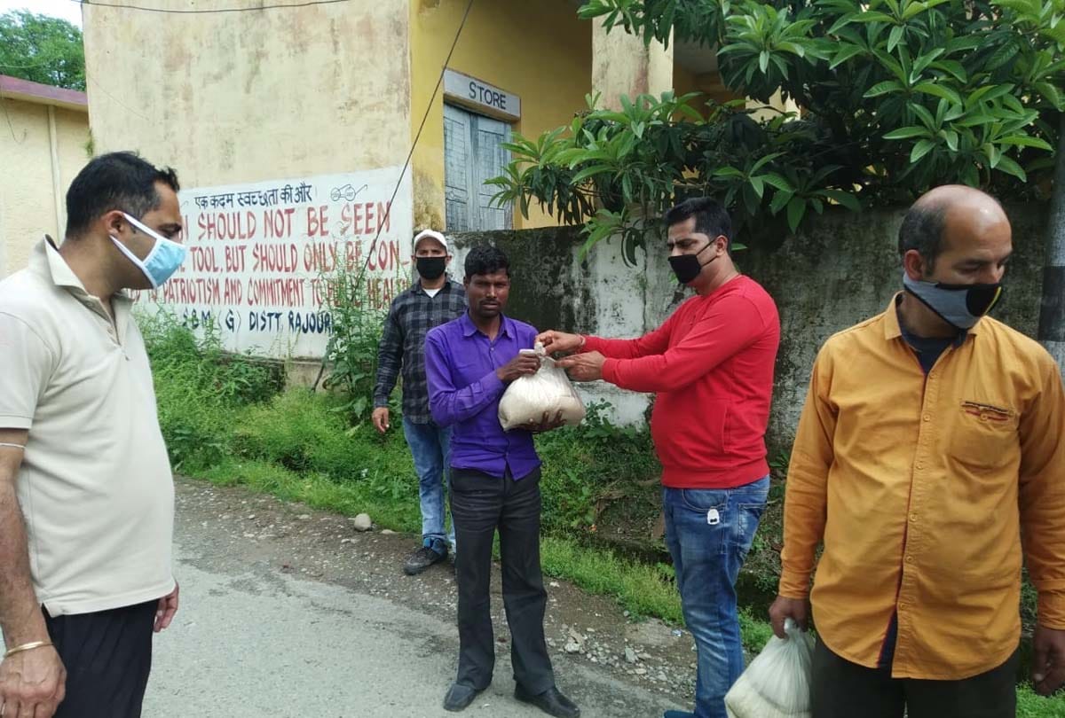 coronavirus and lockdown latest update Jammu Kashmir, HANDWARA  POLICE ALONG WITH  CRPF DISTRIBUTED FOOD ITEMS TO NEEDY
