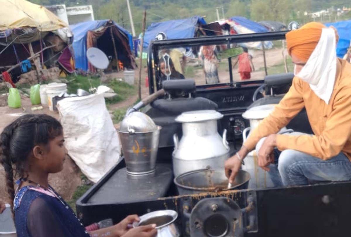 coronavirus and lockdown latest update Jammu Kashmir, HANDWARA  POLICE ALONG WITH  CRPF DISTRIBUTED FOOD ITEMS TO NEEDY