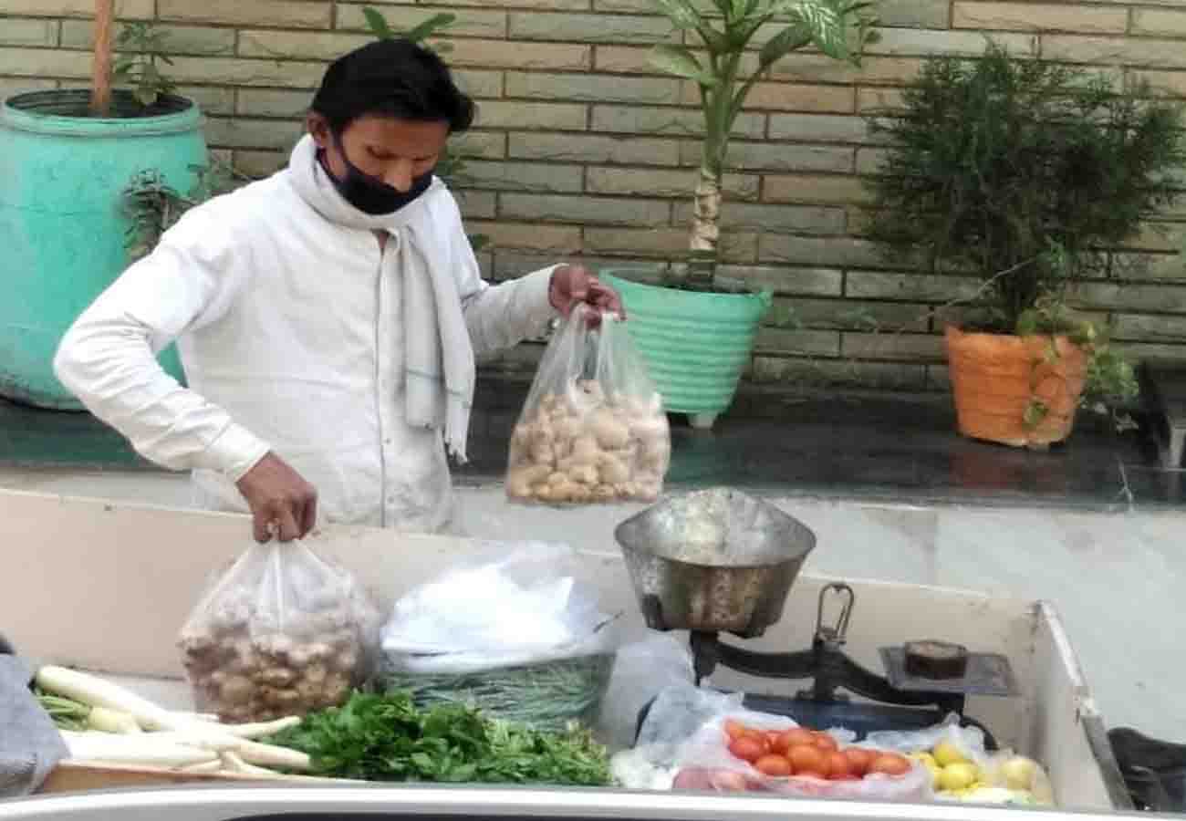 coronavirus india Lockdown in delhi Scrap buyers and daily wage workers are selling vegetables