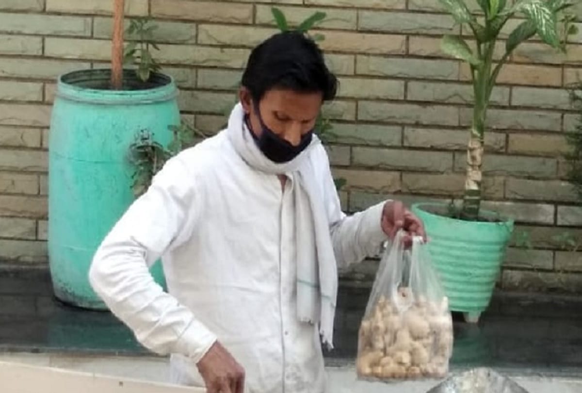 coronavirus india Lockdown in delhi Scrap buyers and daily wage workers are selling vegetables