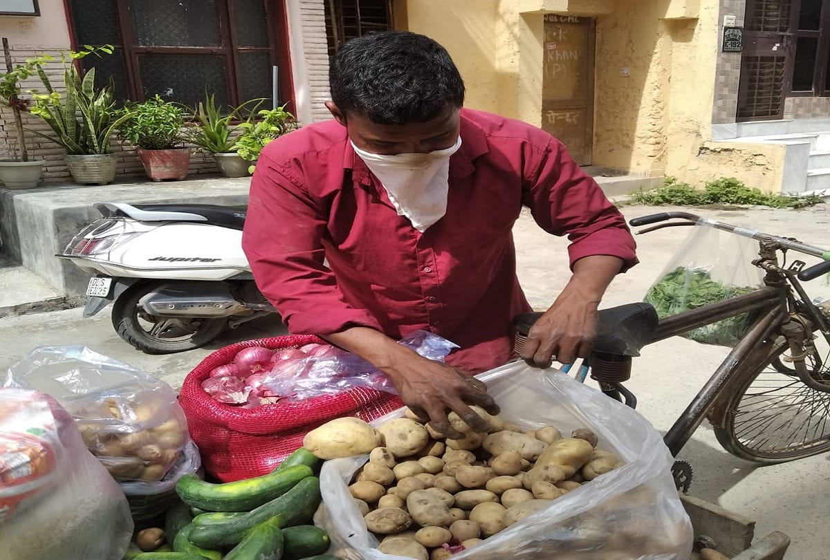 coronavirus india Lockdown in delhi Scrap buyers and daily wage workers are selling vegetables
