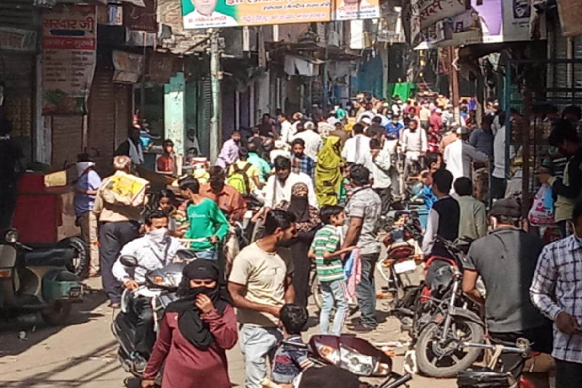 Lockdown update west up news in hindi: crowed in markets on the eight day of lockdon