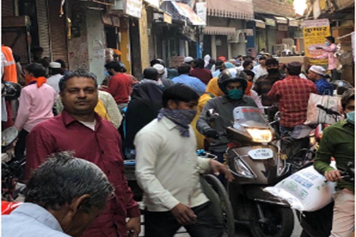 Lockdown update west up news in hindi: crowed in markets on the eight day of lockdon
