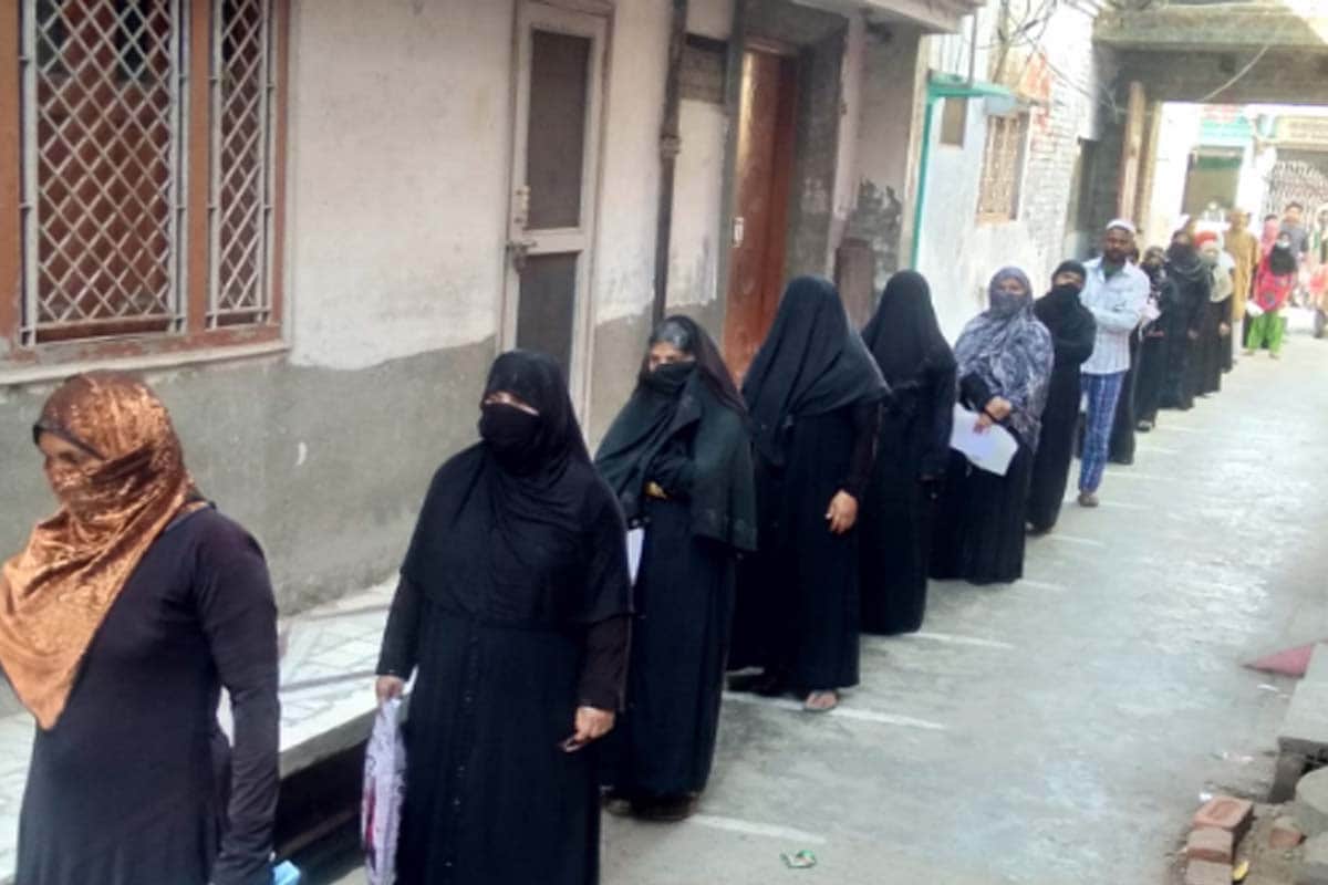 Lockdown update west up news in hindi: crowed in markets on the eight day of lockdon