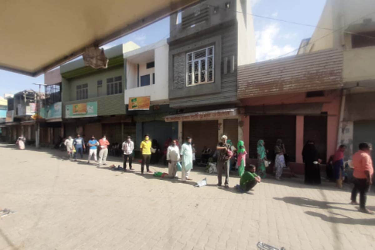Lockdown update west up news in hindi: crowed in markets on the eight day of lockdon