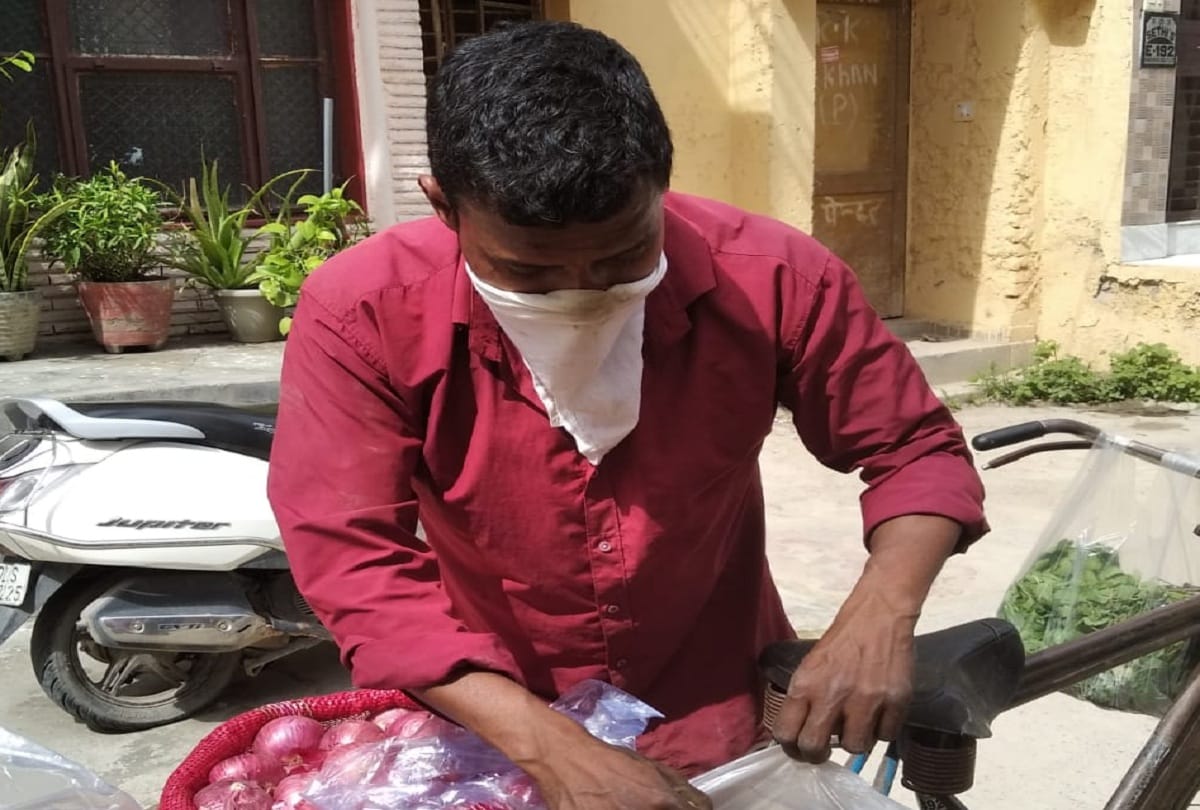 coronavirus india Lockdown in delhi Scrap buyers and daily wage workers are selling vegetables