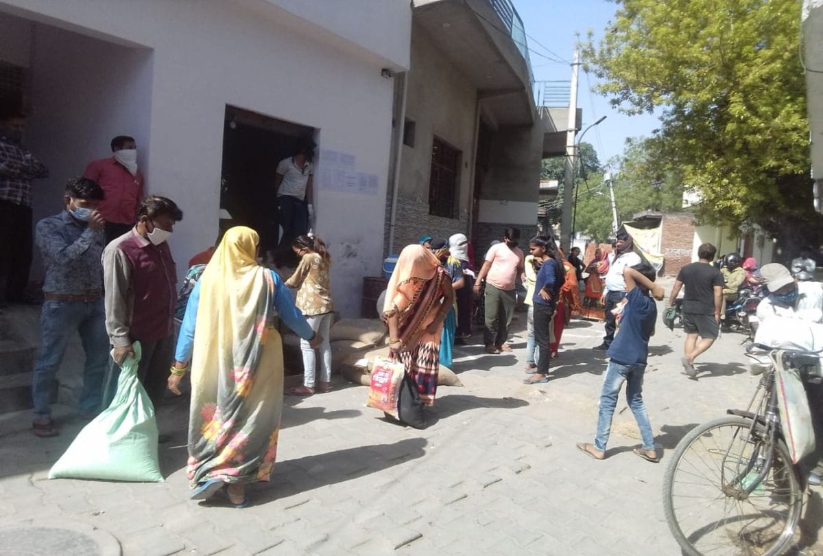 Crorona Virus Social Distancing Reality Check At Ration Shops