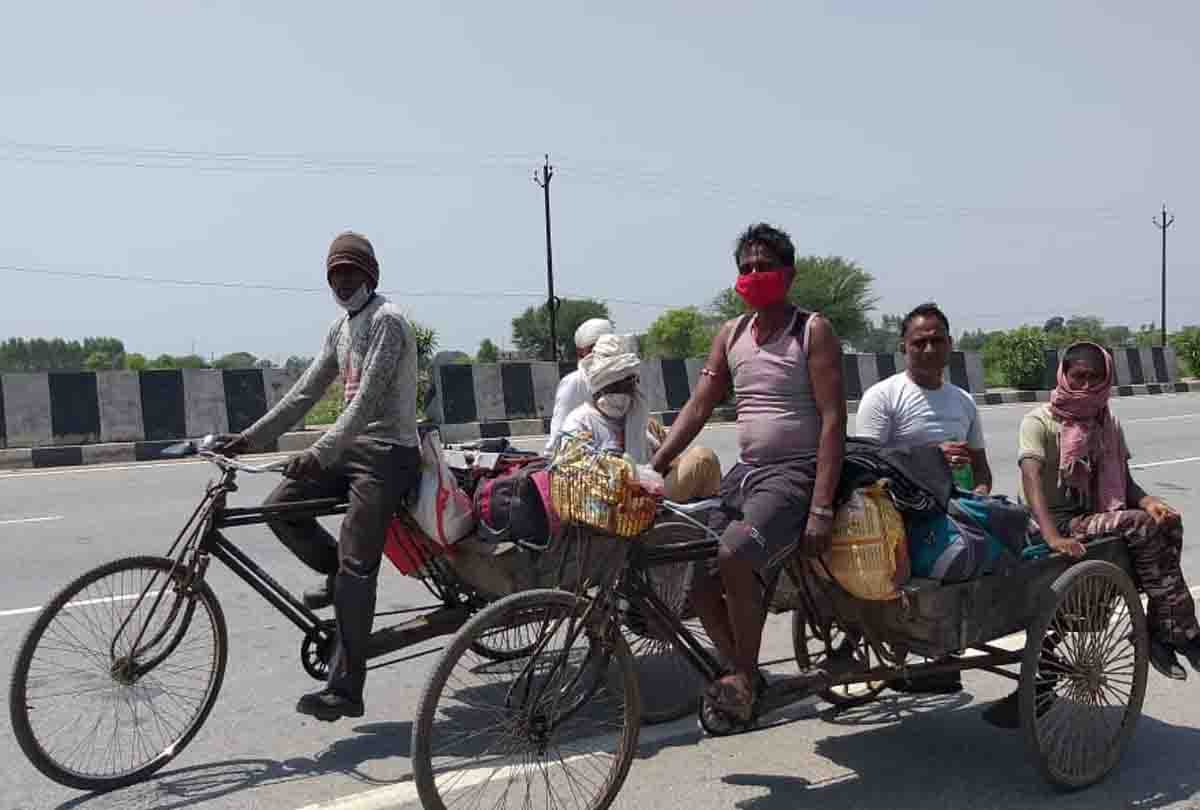 Five laborers walk on foot for Chhatarpur in Madhya Pradesh