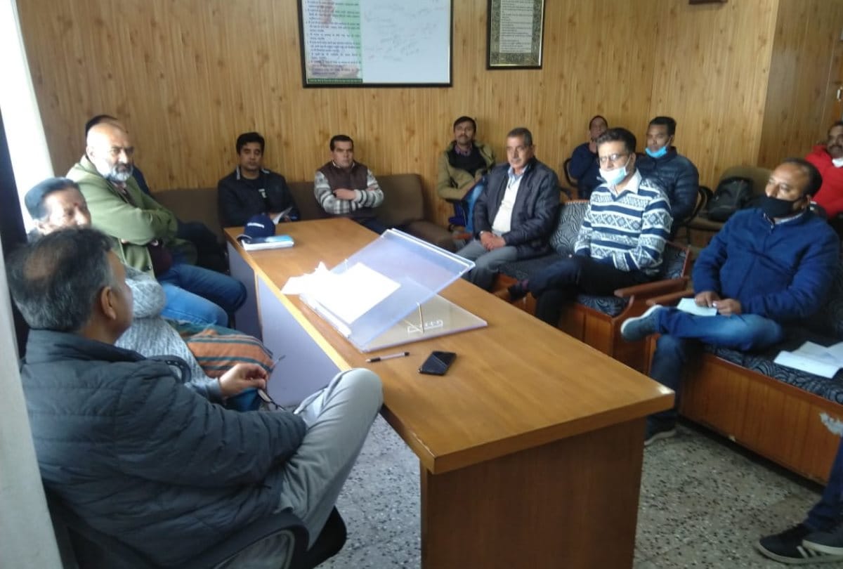 MC shimla Meeting Mayor satya kaundal announces free ration and 1500 rupee to mc shimla safai karamchari