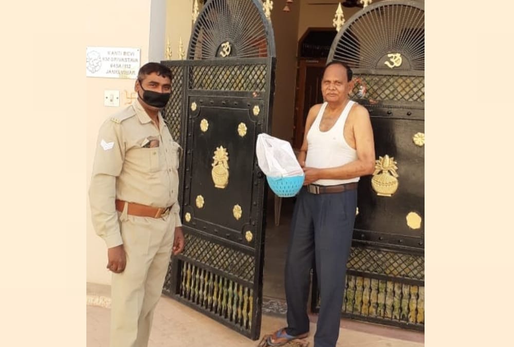 Policemen will provide ration to 500 families daily in lucknow