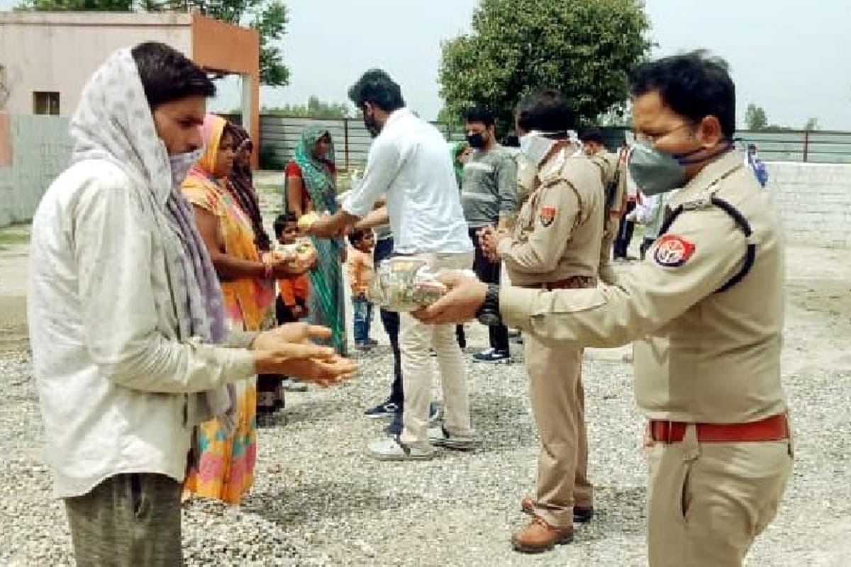 Amar Ujala Foundation, food has been distributed to many families in Shamli district due to the lockdown