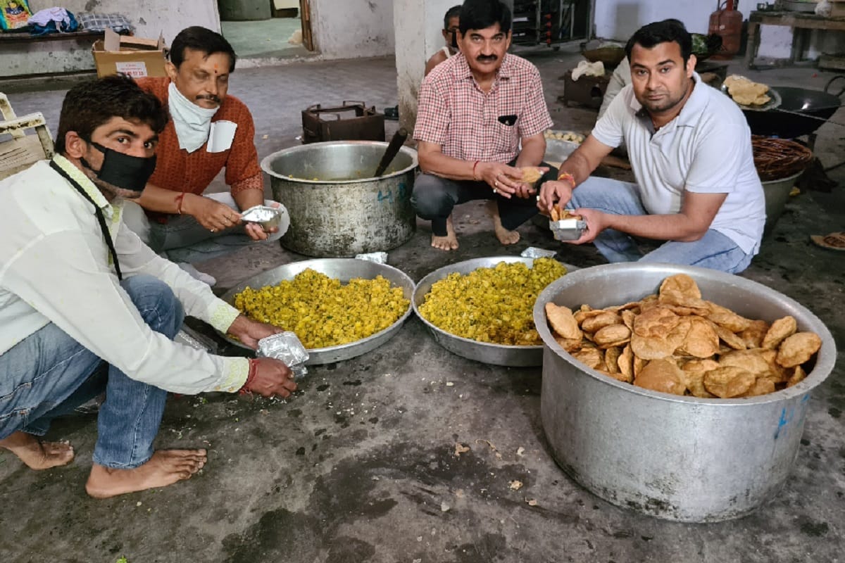 Amar Ujala Foundation, food has been distributed to many families in Shamli district due to the lockdown
