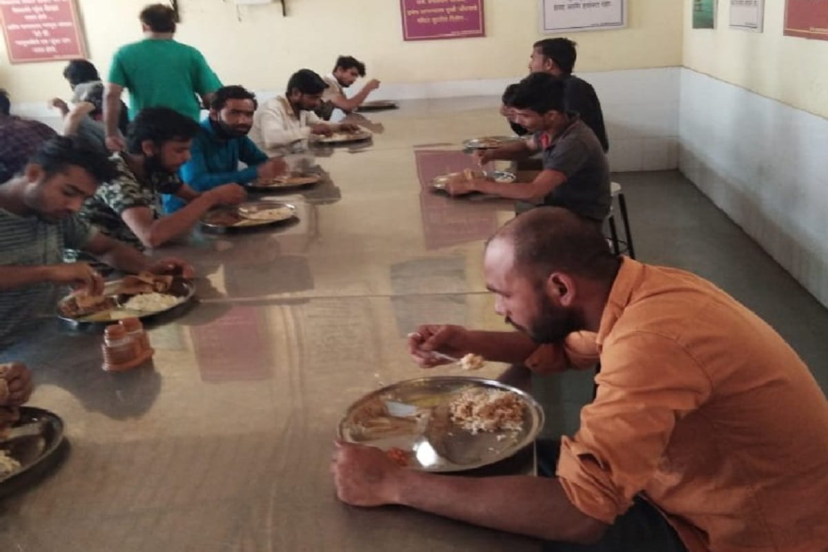 Amar Ujala Foundation, food has been distributed to many families in Shamli district due to the lockdown