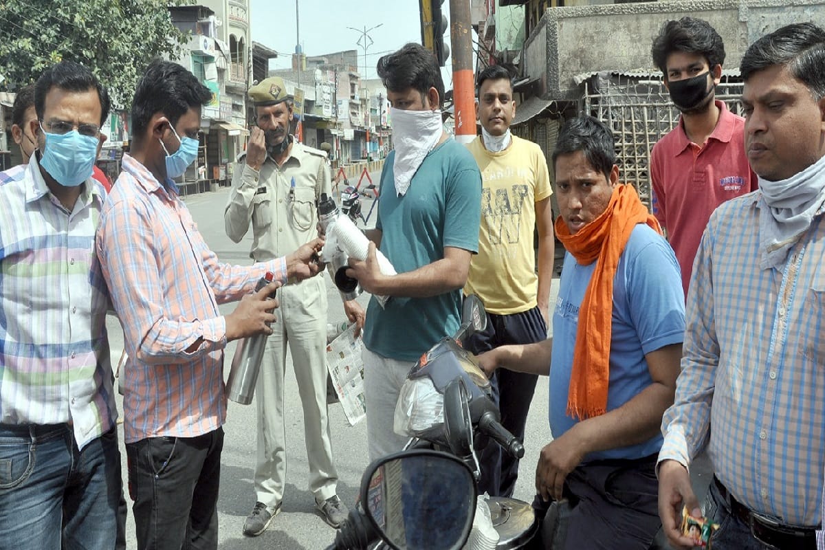 Amar Ujala Foundation, food has been distributed to many families in Shamli district due to the lockdown