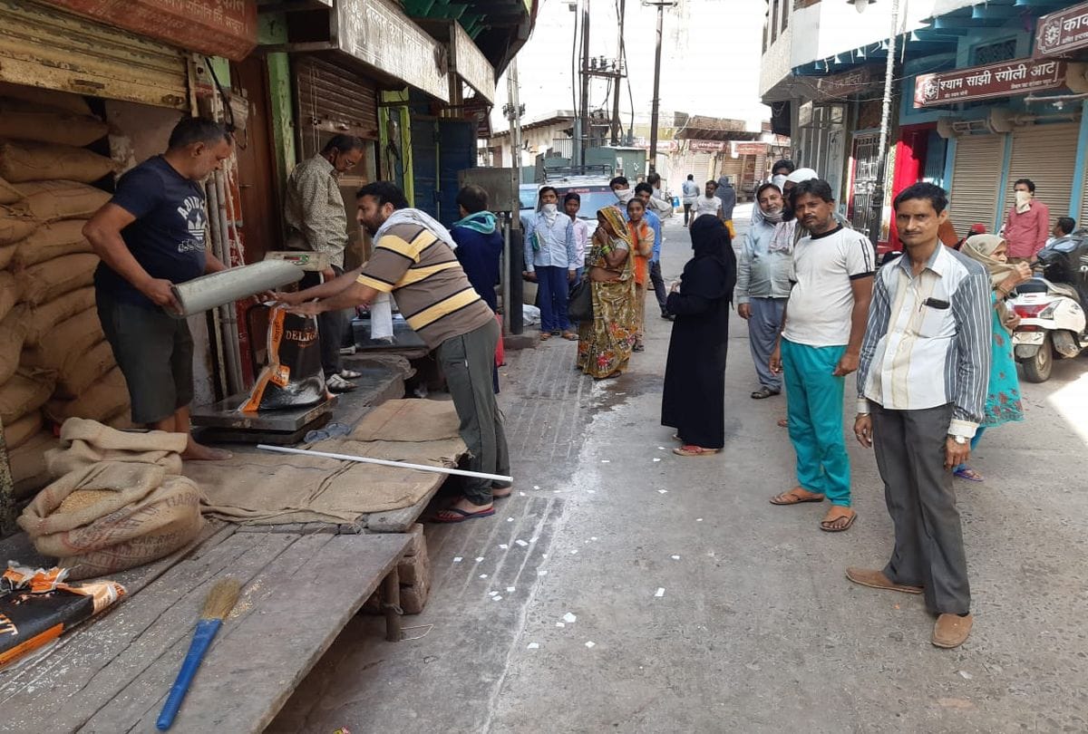 Crorona Virus Social Distancing Reality Check At Ration Shops